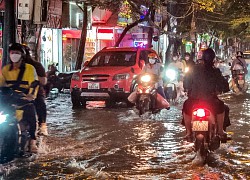 Hà Nội ùn tắc trong đêm vì mưa lớn gây ngập úng