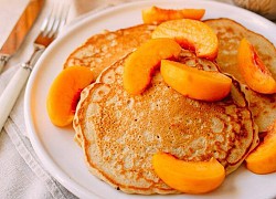 Món bánh pancake đào với siro ngon mới lạ