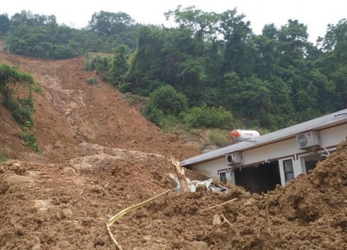 Vụ sập tường nhà ở Vĩnh Phúc: "Nhìn thấy cháu tôi lại không kìm được nước mắt"