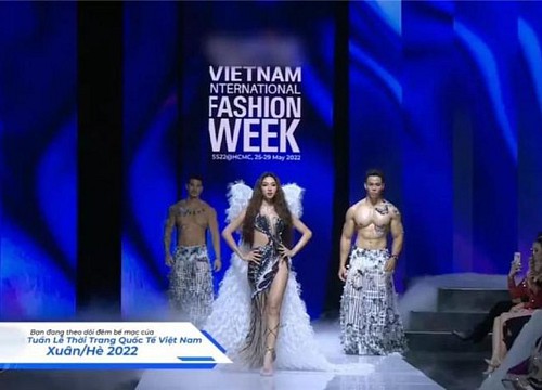 Những cú 'vồ ếch' trên sàn catwalk và màn xử lý đầy bản lĩnh của mỹ nhân Việt