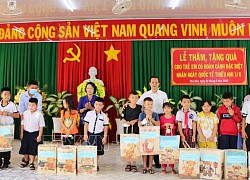 Tặng quà cho trẻ em có hoàn cảnh đặc biệt khó khăn