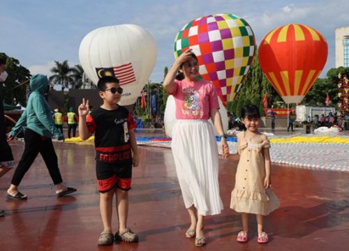 Trải nghiệm 'bay lên' bằng khinh khí cầu, ngắm TP Hà Tĩnh từ trên cao