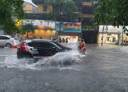 Mưa ngập Hà Nội có lượng mưa cực lớn '100 năm xuất hiện một lần'