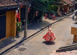 Tiểu Vy lăng xê thiết kế họa tiết chuồn chuồn