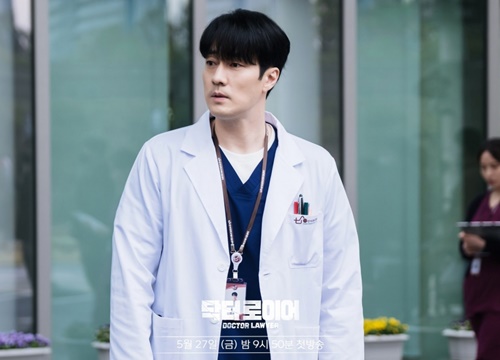 'Anh chú' So Ji Sub hoá thành thiên tài báo thù trong phim mới 'Doctor Lawyer'