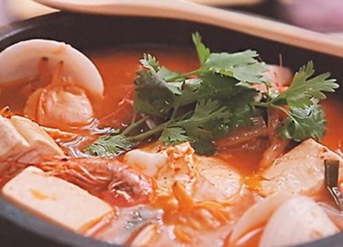 Cách nấu canh kim chi hải sản kiểu Hàn đậm đà hương vị