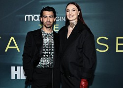 Diễn viên Sophie Turner diện blazer khéo léo che bụng bầu tại buổi ra mắt phim mới