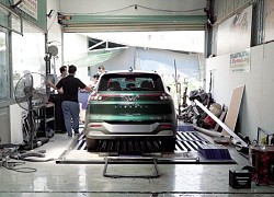 Dùng máy Dyno test xe VF e34: Xe điện vận hành khác xe xăng thế nào?