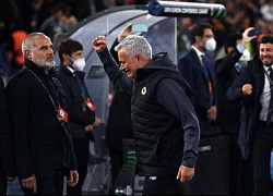 Mourinho nói rõ lí do ông bật khóc nức nở