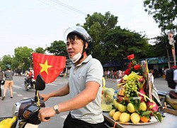 Người hâm mộ mang theo xôi gà và hoa quả, đổ về SVĐ cổ vũ cho U23 Việt Nam trước trận "đại chiến" U23 Indonesia