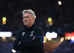 David Moyes bị đuổi khỏi sân sau khi sút vào cậu bé nhặt bóng trên sân