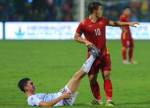 Đội phó U23 Việt Nam có hành động đẹp với đối thủ U23 Philippines