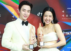 Hậu Baeksang 2022: Lee Jun Ho bị chê thiếu ga lăng vì làm ngơ trước cảnh Kim Tae Ri vướng váy, di chuyển khó khăn