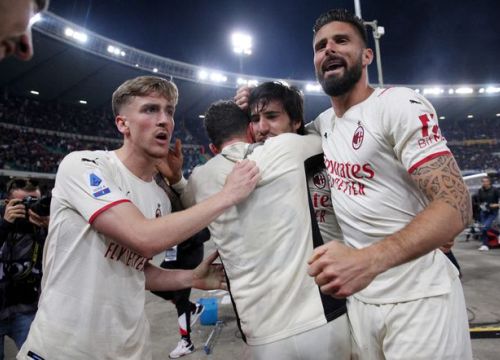 Inter đang dâng chức vô địch Serie A cho Milan