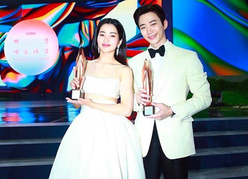 Khoảnh khắc gây bão Baeksang 2022: Kim Tae Ri và một nam thần đưa đẩy quá ngọt, cỡ nào mà netizen đòi đóng phim chung gấp?