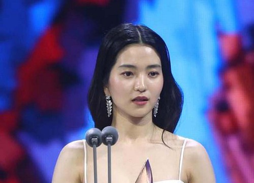 Kim Tae Ri hóa cô dâu trên thảm đỏ Baeksang 2022, đụng hàng với mỹ nhân Hollywood và còn thay đổi chi tiết váy để tránh thị phi