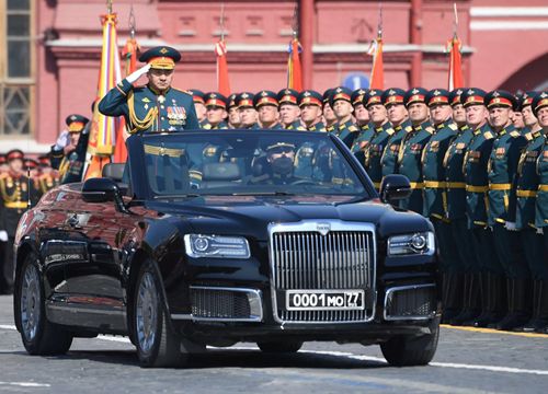 Mẫu sedan Aurus Senat mui trần xuất hiện tại lễ duyệt binh của Nga