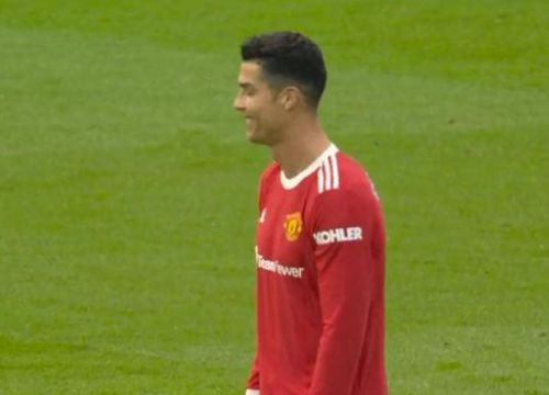 Ronaldo cười khi MU để thủng lưới