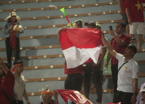 Thất thần vì thua đau U23 Việt Nam, U23 Indonesia có hành động "phũ phàng" với CĐV nhà