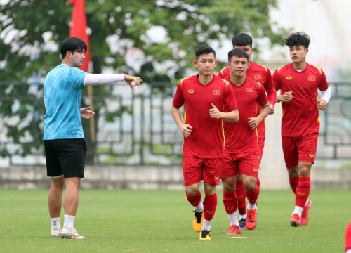 Thầy Park cho U23 Việt Nam tập giữa trưa sau trận thắng U23 Indonesia