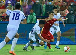 Tiến Linh nổi cáu sau pha kéo áo lộ liễu của cầu thủ U23 Philippines