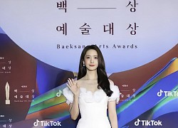 YoonA đọ nhan sắc "một chín một mười" với Suzy trên thảm đỏ Baeksang 2022