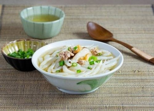 Buổi sáng đầy năng lượng với món bánh canh bột lọc nấm thịt bằm