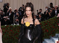 Đằng sau loạt váy bó sát của sao trên thảm đỏ: Bella Hadid - Elle Fanning ngất vì khó thở, Kylie Jenner xước xát, Kim Kardashian không thể ngồi