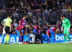 Ronald Araujo gục xuống sân phải đi cấp cứu khiến Barca sợ hãi