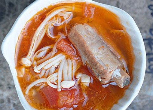 Vừa cơm vừa bún với canh sườn nấm kim