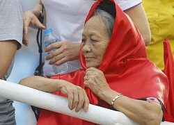 Bà ngoại đội mưa cổ vũ cháu trai giành huy chương SEA Games 31