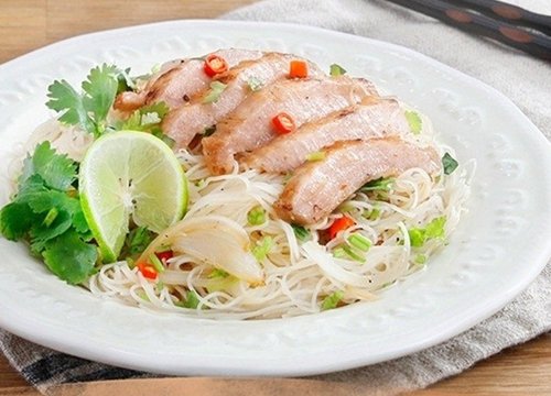 Bữa sáng nhanh gọn với món mì xào thịt heo đơn giản ngon miệng