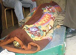 Đang tổ chức đám tang thì nghe thấy tiếng hét của vợ trong quan tài, chồng bàng hoàng khi biết chuyện