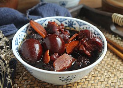 Giò heo kho trứng làm theo cách của người Trung Quốc, thịt mềm nhừ, màu đỏ om cực hấp dẫn