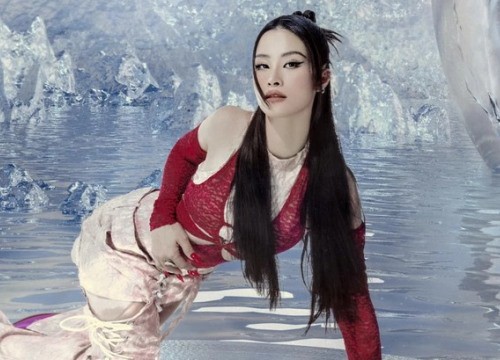 Giữa lúc bị Fan lâu năm quay lưng, Đông Nhi đang làm gì vậy?