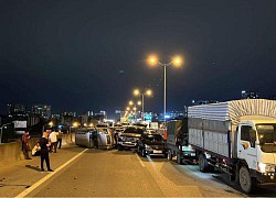 Hà Nội: 5 ô tô đâm liên hoàn, 1 xe lật chắn ngang đường Vành đai 3