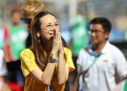 Madam Pang cảm ơn CĐV tại sân Thiên Trường