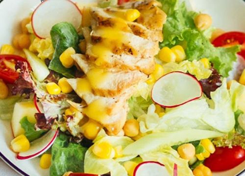 Trưa nay ăn gì: Thú vị salad gà sốt mù tạt vàng, cay nồng, chua thanh