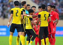 U23 Singapore - Malaysia tranh cãi nảy lửa trên sân Thiên Trường