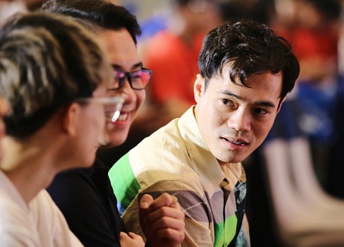Văn Toàn xuất hiện cổ vũ ĐT FO4 Việt Nam thi đấu playoffs SEA Games 31