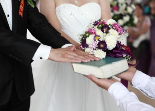 Vợ chết trong đêm hôm cưới, tay nắm chặt chiếc chăn bông đang đắp trên người, tôi nuốt nước mắt đưa mẹ vào tù trong tuyệt vọng