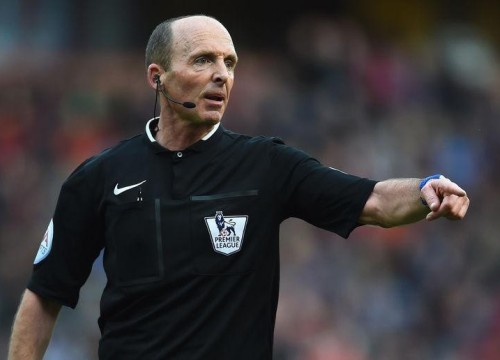 7 quyết định 'bất tử' của trọng tài Mike Dean