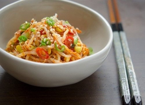 Cách làm salad giá đỗ kiểu Hàn Quốc cay cay ngon bất ngờ