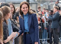 Chiếc túi bình dân được Kate Middleton đeo tận 2 lần 1 tuần: Đẹp, gọn, giá quá "dễ thương"!