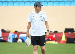 HLV Shin Tae-yong kiểm tra mặt sân Thiên Trường