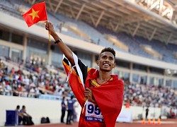 Khoảnh khắc đẹp SEA Games 31: VĐV Timor Leste cầm cờ Việt Nam ăn mừng khi giành huy chương Bạc quý giá