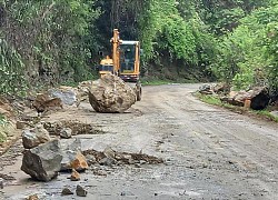 Sơn La: Đá lăn gây ách giao thông trên Quốc lộ 279D