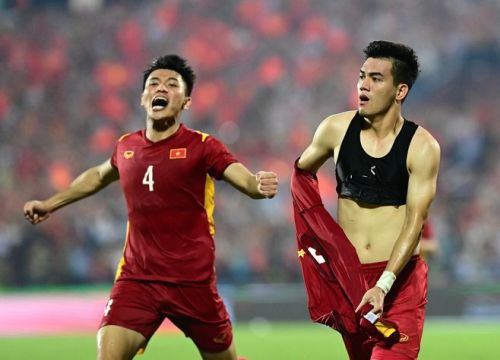 Dân mạng tò mò về chiếc áo ngực của Tiến Linh trong bán kết SEA Games