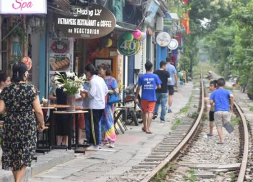 Khách Tây trầm trồ với trải nghiệm 'cà phê đường tàu' Hà Nội