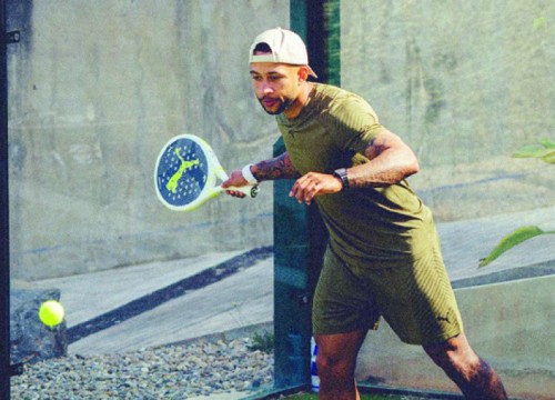 Depay mê paddle tennis